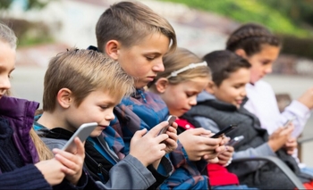 Imagen de la nota: En la Provincia quieren prohibir las redes sociales a menores de 13 años: qué pasa en otros países