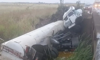 Imagen de la nota: Pergamino: murió el chofer de un camión que despistó y volcó en la ruta 32