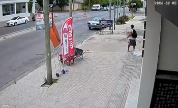 Imagen de la nota: Mariano Moreno: robaron una escalera de una ferretería y fueron captados por las cámaras