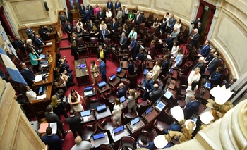 Imagen de la nota: El Senado trata la reforma laboral de Milei, con la marcha de la CGT como telón de fondo
