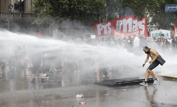 Imagen de la nota: El debate de la reforma laboral arrancó con un quórum de 38 manos y hubo disturbios afuera