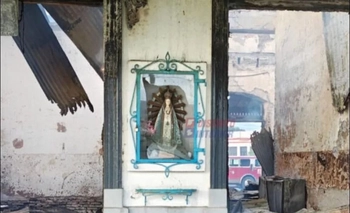 Imagen de la nota: Un incendio arrasó la histórica estación de Alberdi, pero la Virgen quedó intacta