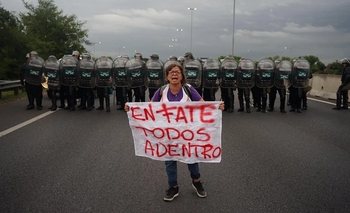 Imagen de la nota: Trabajadores de Fate protestan en la Panamericana tras el cierre de la empresa