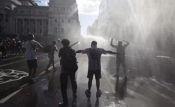 Imagen de la nota: Otra vez hubo incidentes en la marcha: detenidos, y gases lacrimógenos en la plaza