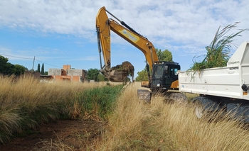Imagen de la nota: El Municipio ejecuta trabajos de limpieza en el canal de avenida Eva Perón