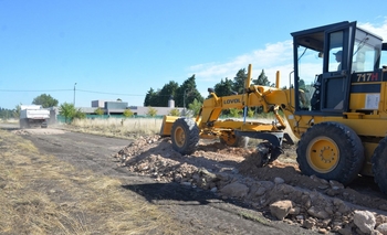 Imagen de la nota: Trabajos de apertura de calle en el barrio Los Sauces