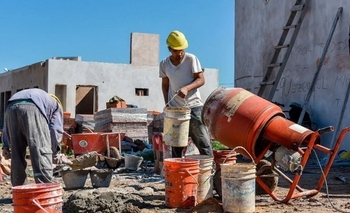 Imagen de la nota: Crisis en la construcción: advierten por la pérdida de 120.000 empleos y el impacto de la apertura económica