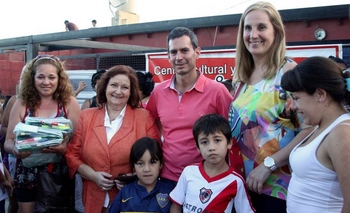 Gonzalez Hueso entregó útiles y guardapolvos a casi 600 chicos Imagen de la nota: Gonzalez Hueso entregó útiles y guardapolvos a casi 600 chicos