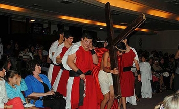 Via Crucis Solidario en el Paseo Mendía Imagen de la nota: Via Crucis Solidario en el Paseo Mendía