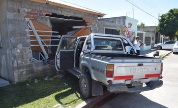 Imagen de la nota: Pudo ser una tragedia: una camioneta se metió en el living de una casa