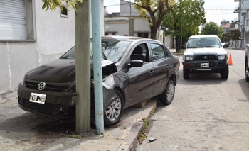 Imagen de la nota: Por un violento choque un auto terminó contra una columna