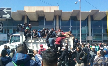 Imagen de la nota: Retiran en camiones y micros a los seguidores que protagonizaron incidentes en la Terminal