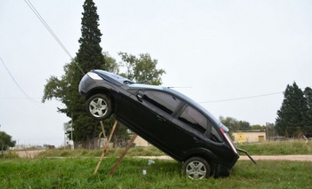 Imagen de la nota: Insólito: se despistó y su auto quedó colgado de los cables