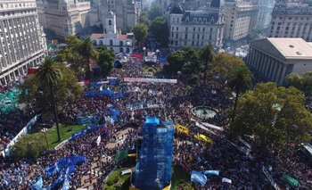 Imagen de la nota: Una multitud marchó hacia Plaza de Mayo