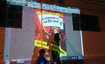 Imagen de la nota: Mujeres municipales pintan un mural 