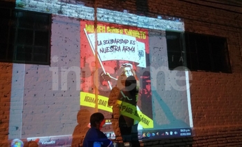 Imagen de la nota: Mujeres municipales pintan un mural 