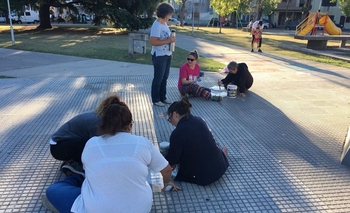Pintaron pañuelos de las Madres de Plaza de Mayo Imagen de la nota: Pintaron pañuelos de las Madres de Plaza de Mayo