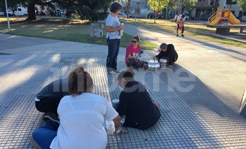 Imagen de la nota: Pintaron pañuelos de las Madres de Plaza de Mayo