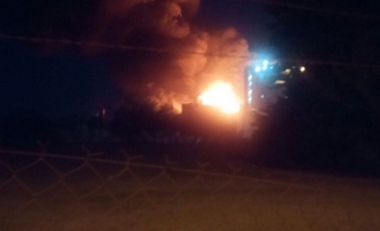 Imagen de la nota: Impresionante incendio en una fábrica de fibras sintéticas