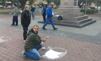 Imagen de la nota: Pintaron pañuelos blancos en la Plaza Central