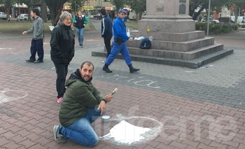Imagen de la nota: Pintaron pañuelos blancos en la Plaza Central