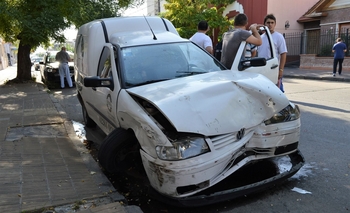 Imagen de la nota: Perdió el control y dio contra tres autos en fila: una herida