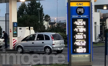 Imagen de la nota: A poco tiempo del aumento, YPF volvió a subir las naftas