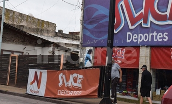 Imagen de la nota: Se cayó el cartel de un comercio céntrico