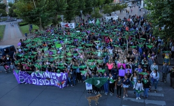Imagen de la nota: #8M: En la previa a la marcha, multitudinario pañuelazo