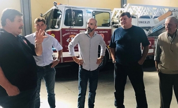 Imagen de la nota: El senador Dalton Jáuregui con los Bomberos de Olavarría