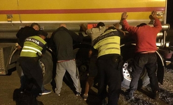 Los atraparon cuando robaban combustible  Imagen de la nota: Los atraparon cuando robaban combustible