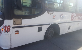 Imagen de la nota: Denuncian que le estalló una cubierta a un colectivo 