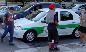 Imagen de la nota: Buscan prohibir “cuidacoches” y “limpiavidrios” por Ley