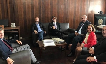 El senador Jáuregui, en reuniones judiciales en Azul Imagen de la nota: El senador Jáuregui, en reuniones judiciales en Azul