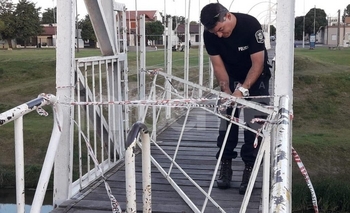 Imagen de la nota: Tras las denuncias vallaron el puente de calle Merlo