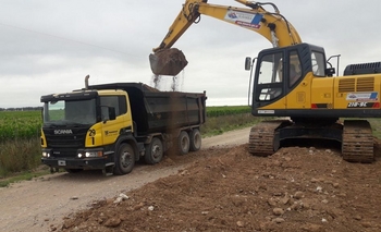 Continúan los trabajos de mejoramiento en caminos rurales Imagen de la nota: Continúan los trabajos de mejoramiento en caminos rurales