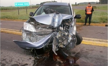 Imagen de la nota: Camioneta colisionó fuertemente contra una columna de alumbrado