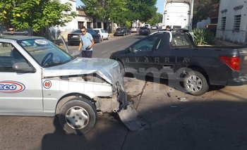 Violento accidente entre dos vehículos en Microcentro Imagen de la nota: Violento accidente entre dos vehículos en Microcentro