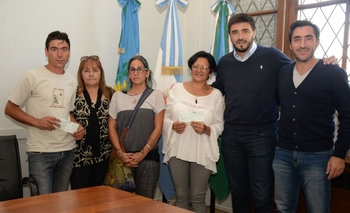 Imagen de la nota: Entrega de microcréditos a emprendedores locales