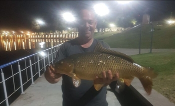 Imagen de la nota: Tremenda carpa: pescó un ejemplar de 10 kg en el Tapalqué