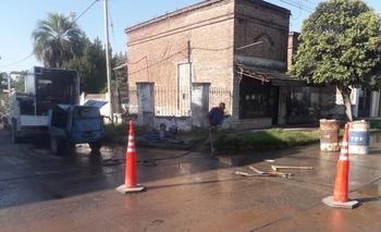 Coopelectric trabaja en el arreglo de una cañería Imagen de la nota: Coopelectric trabaja en el arreglo de una cañería