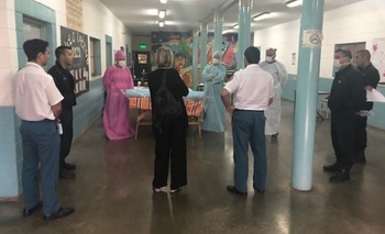 Capacitación a internos que realizan barbijos en la Unidad 38 Imagen de la nota: Capacitación a internos que realizan barbijos en la Unidad 38