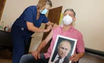 Imagen de la nota: Intendente bonaerense se vacunó con una foto de Putin en la mano