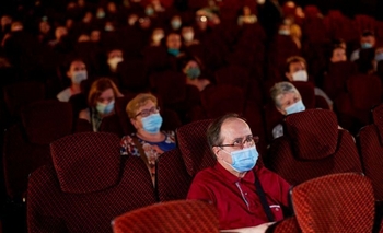 Imagen de la nota:  Se abren los cines y extienden el horario de los kioscos