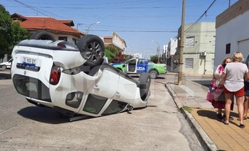Pueblo Nuevo: dos heridos en un choque y vuelco Imagen de la nota: Pueblo Nuevo: dos heridos en un choque y vuelco