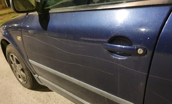 Imagen de la nota: Vecinos denuncian rayones a los autos 