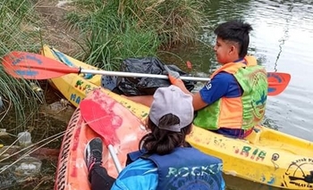 Imagen de la nota: Video: grupo de Kayakistas limpió parte del arroyo