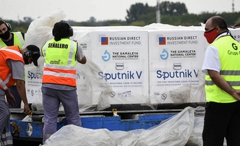 Imagen de la nota: Vacunas: llegan 330 mil dosis desde Rusia