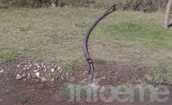 Denuncia que un vecino “vacía la pileta” en la calle Imagen de la nota: Denuncia que un vecino “vacía la pileta” en la calle