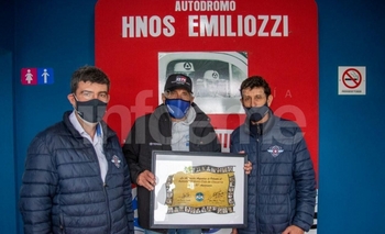 Juan María Traverso visitó Olavarría y entregó al AMCO una distinción Imagen de la nota: Juan María Traverso visitó Olavarría y entregó al AMCO una distinción